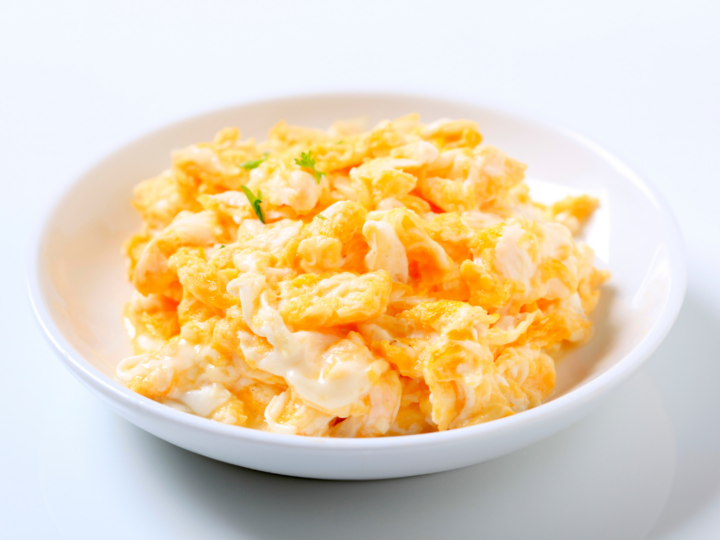 Você está fazendo ovo mexido errado sem saber (fica muito mais cremoso assim)