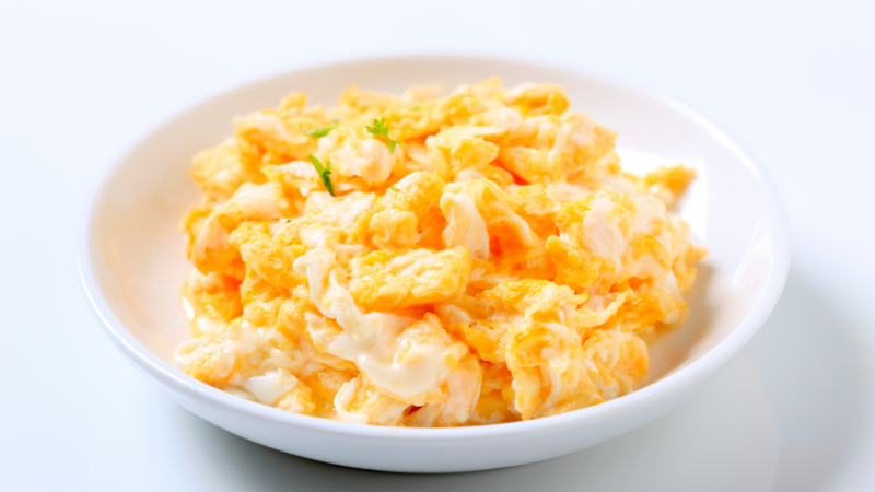 Você está fazendo ovo mexido errado sem saber (fica muito mais cremoso assim)