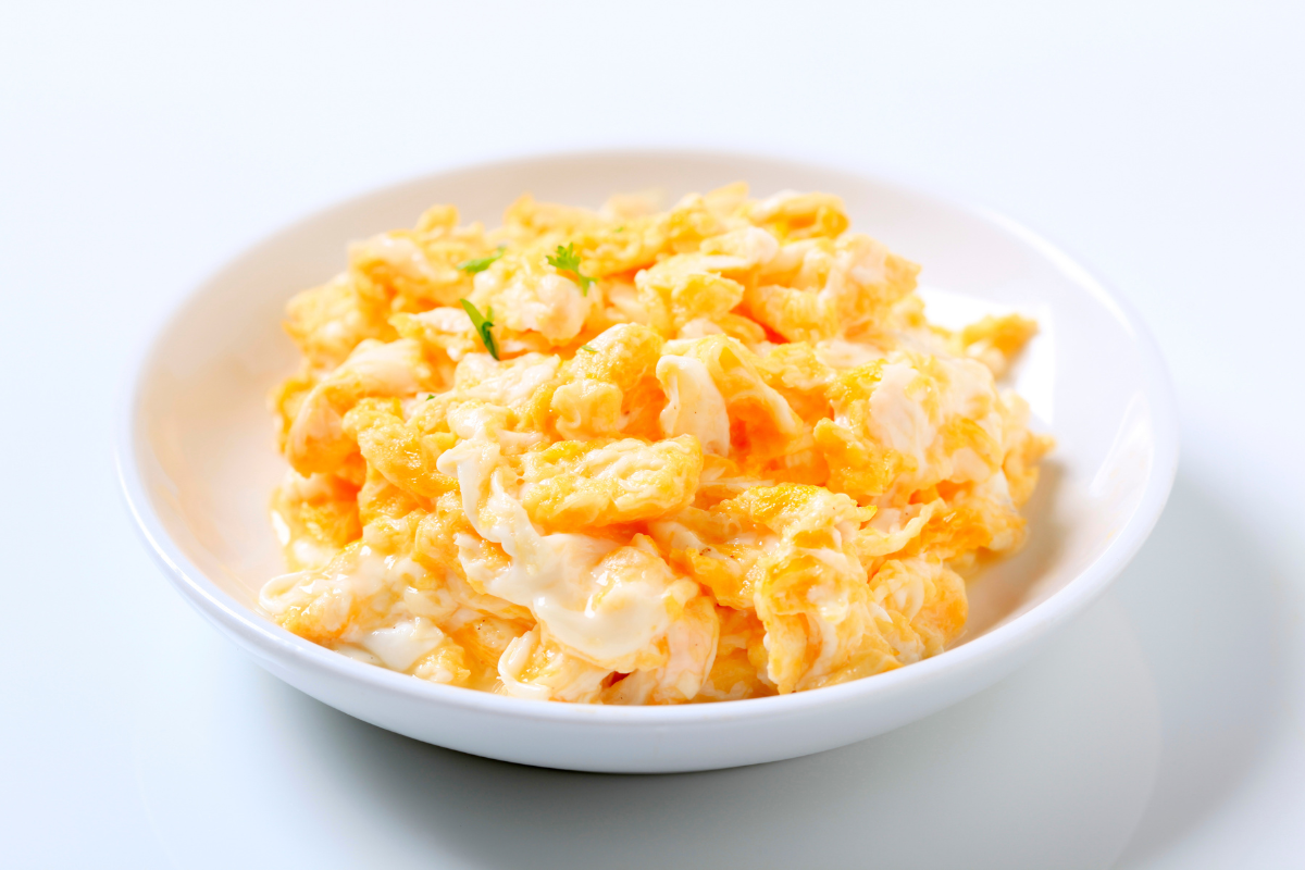 Você está fazendo ovo mexido errado sem saber (fica muito mais cremoso assim)