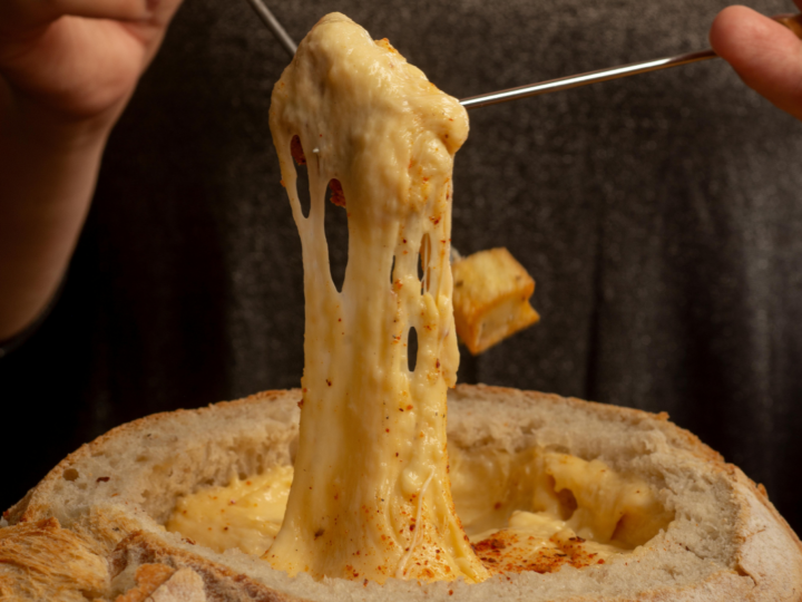 Quais são os melhores tipos de queijo para derreter? Veja aqui
