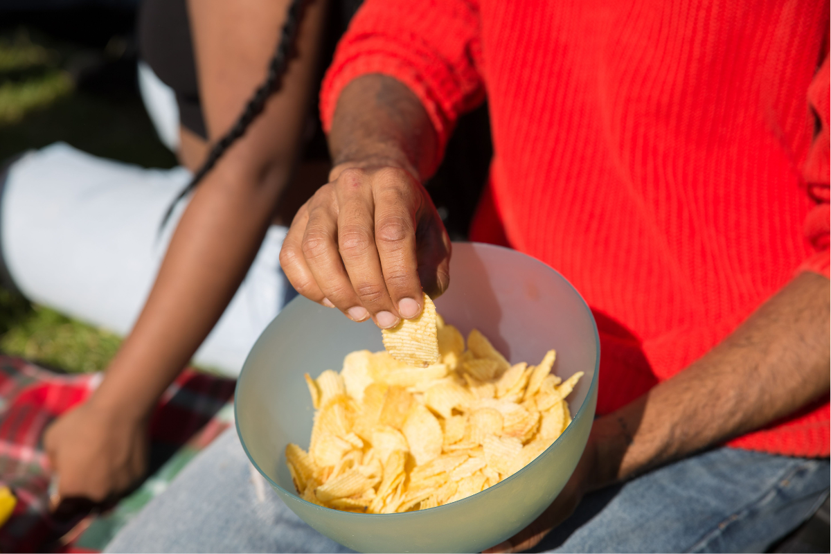Faz mal comer salgadinho de vez em quando? Saiba riscos e quantidade recomendada