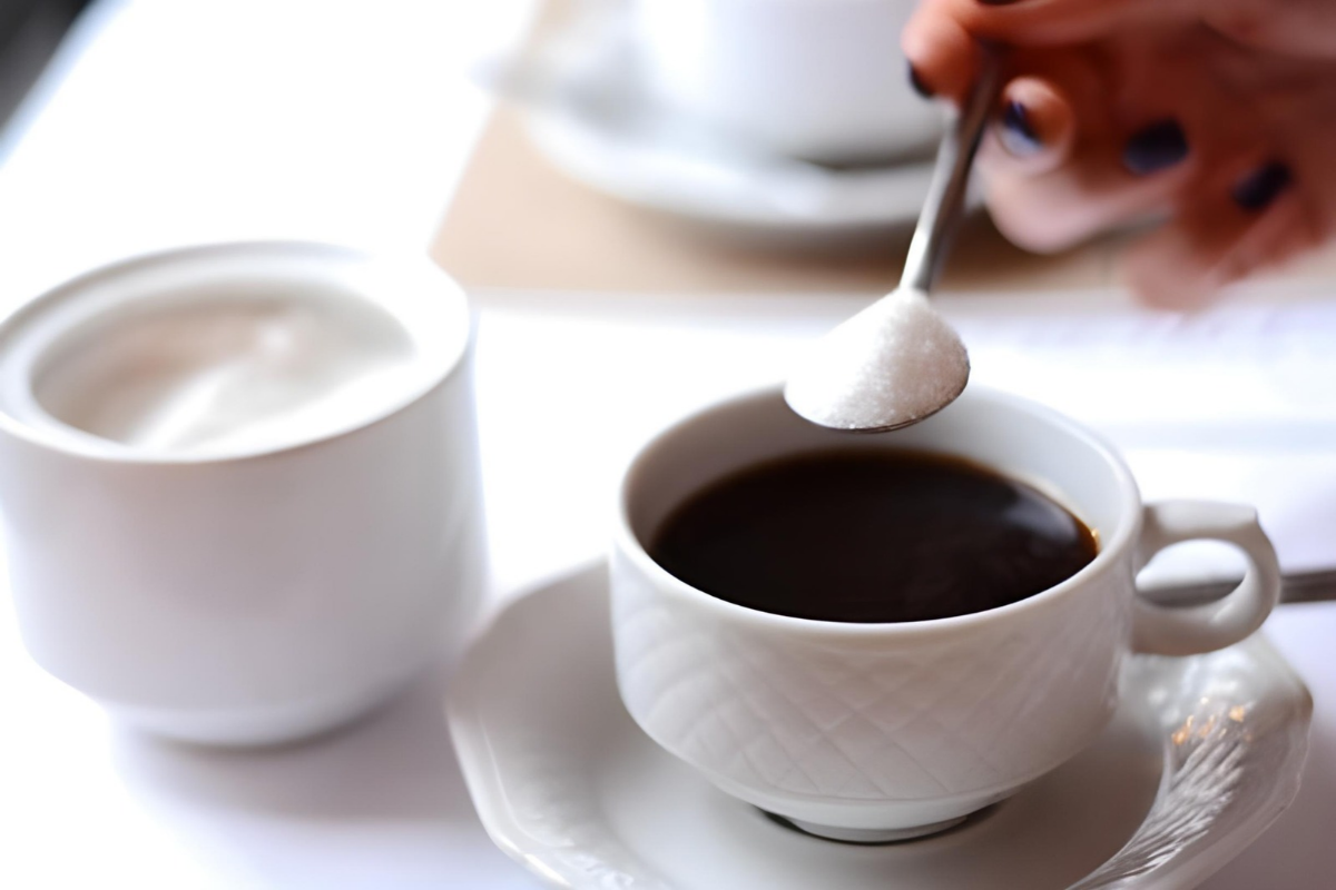 O que acontece se colocar açúcar demais no café? Entenda o que muda na bebida
