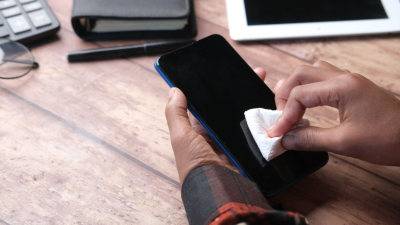 7 dicas para higienizar o celular de forma segura