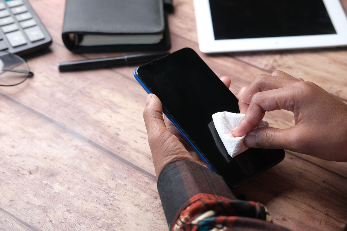 7 dicas para higienizar o celular de forma segura